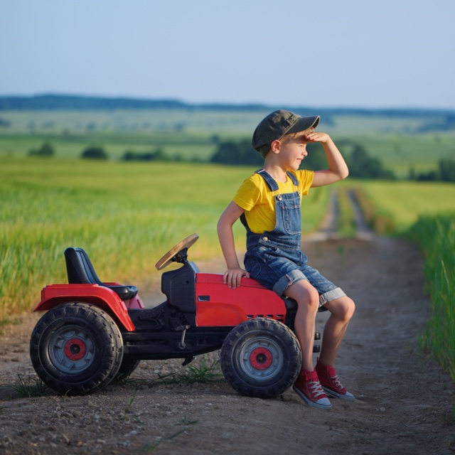 Junge mit Traktor